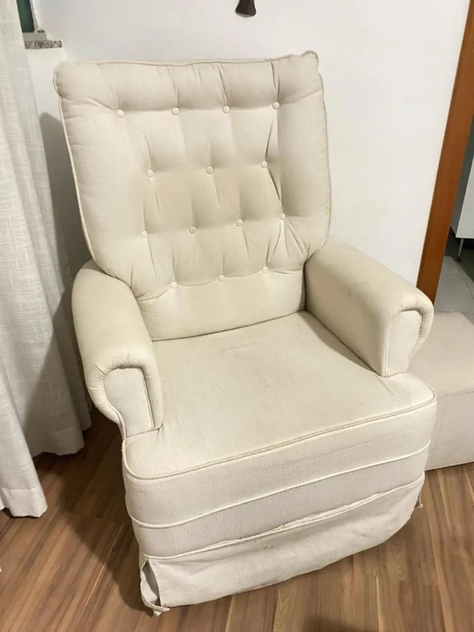 Poltrona de Amamentação com puff da marca Lilibee
