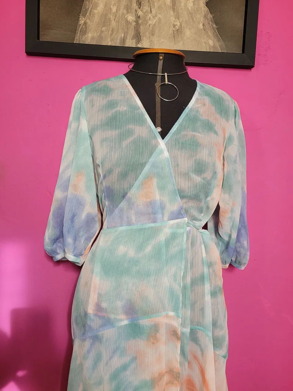 vestido transparente e transpassado calvin klein tie dye  - Foto 4
