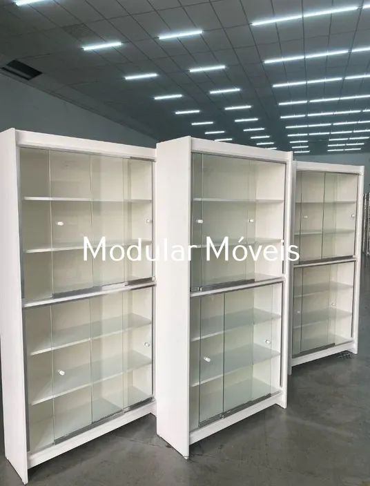Estante Prateleiras Com Portas de Vidro - Novo