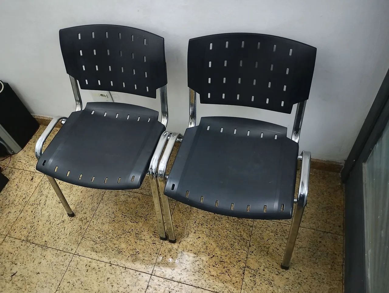 03 cadeiras iso empilhável