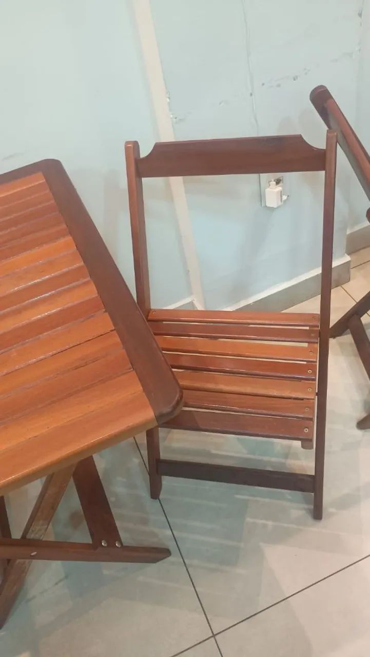 Vende se mesa Paraju com 4 cadeiras .