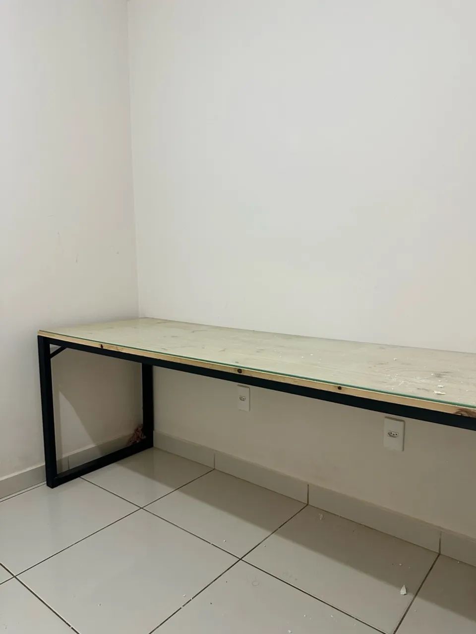 Mesa industrial com vidro