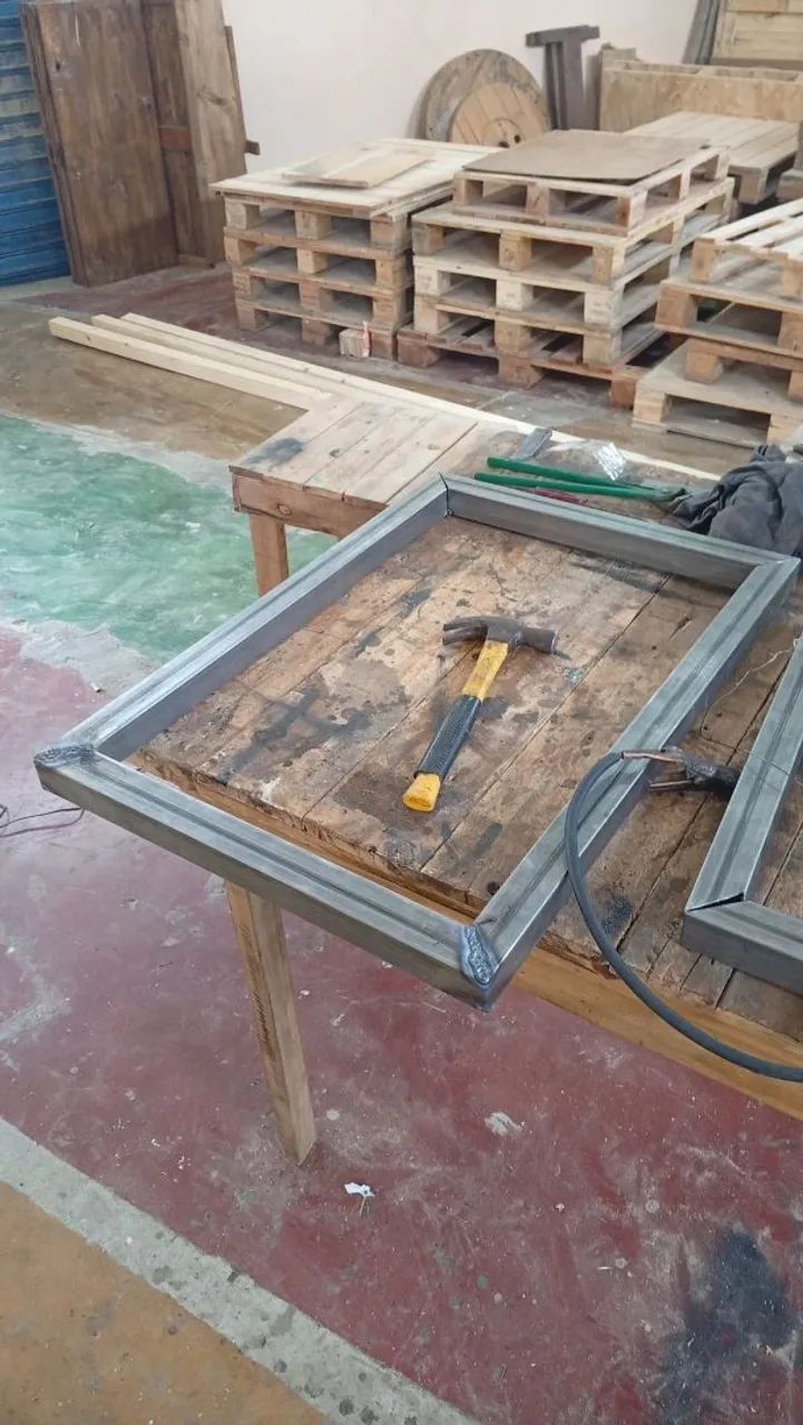 Base de mesa sob medida em metal e madeira 