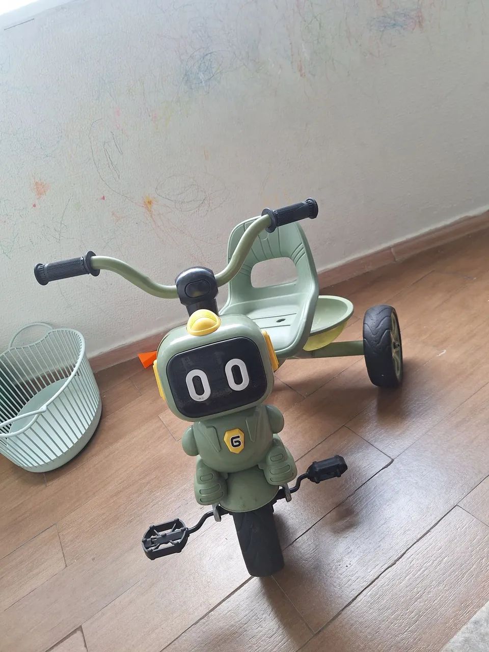 Triciclo com painel de robô e pedal 