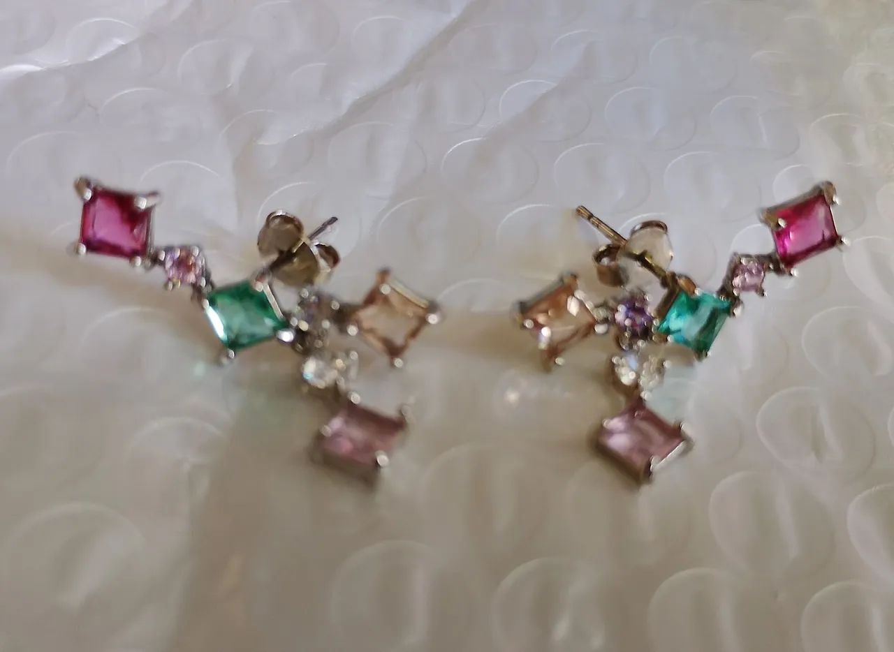 Brincos com strass coloridos (novos).
