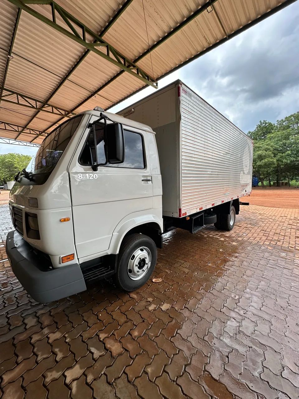 Caminhão 8-120 Baú