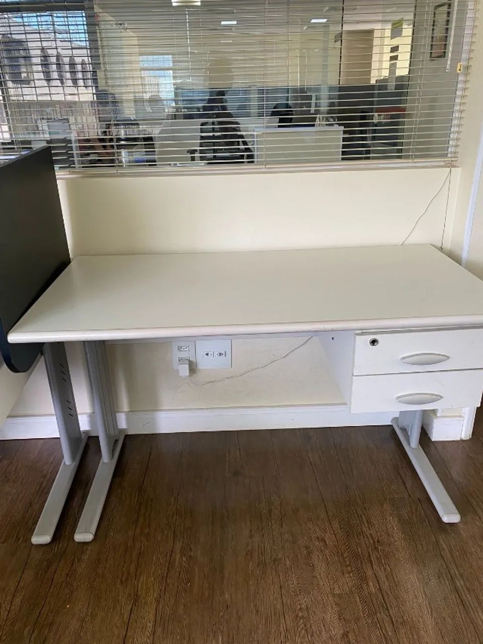 Mesa de escritório retangular - com 1,40m X 0,60m - ótimo estado