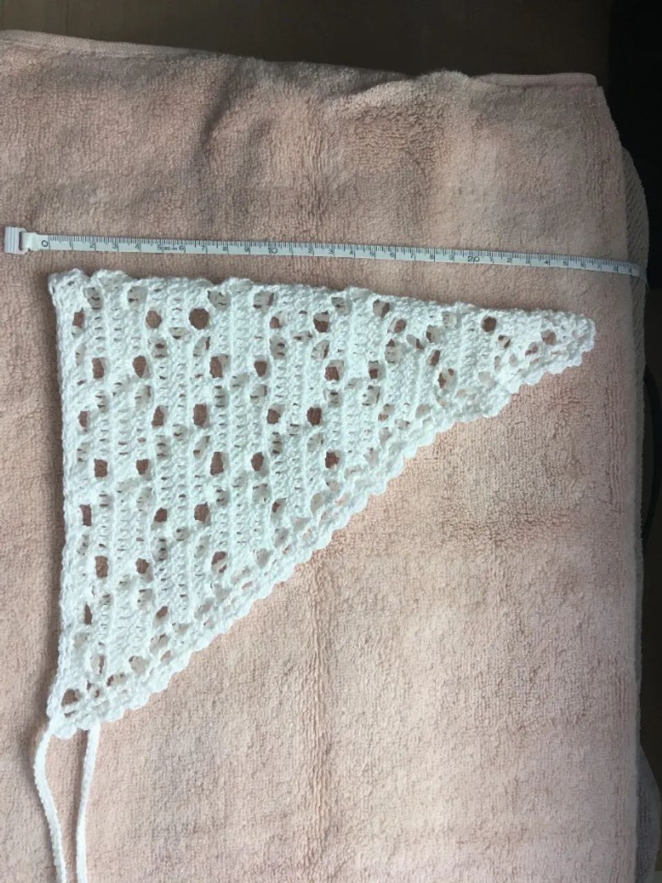 Bandana / Lenço de Crochê Branco com Motivo Quadriculado - Foto 3