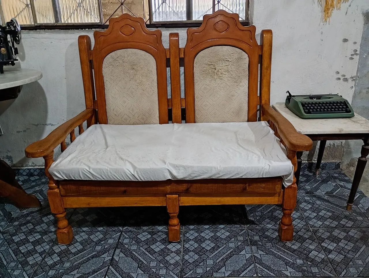 Sofá Vintage de Dois Lugares com Encostos Estofados e Pernas Torneadas