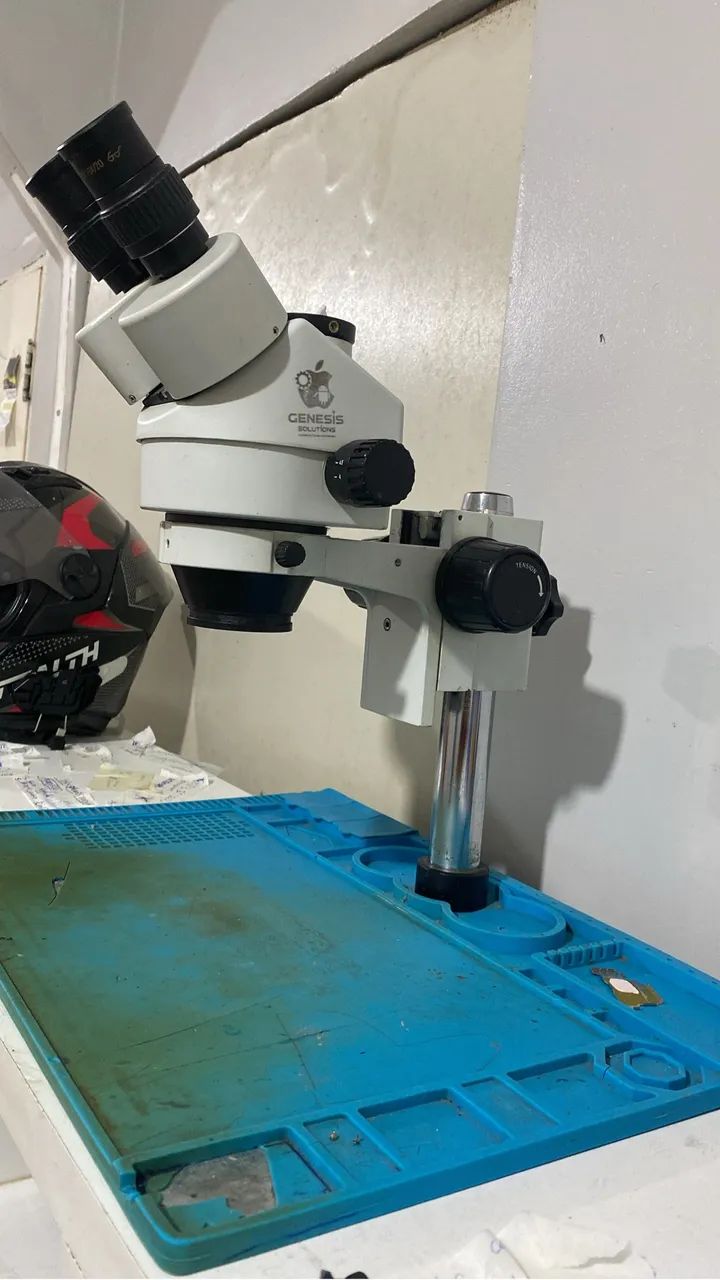 Microscópio trinocular 