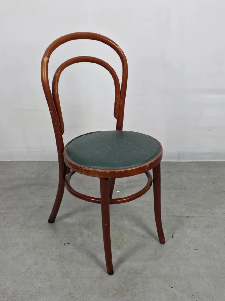 Cadeira thonart solitária 
