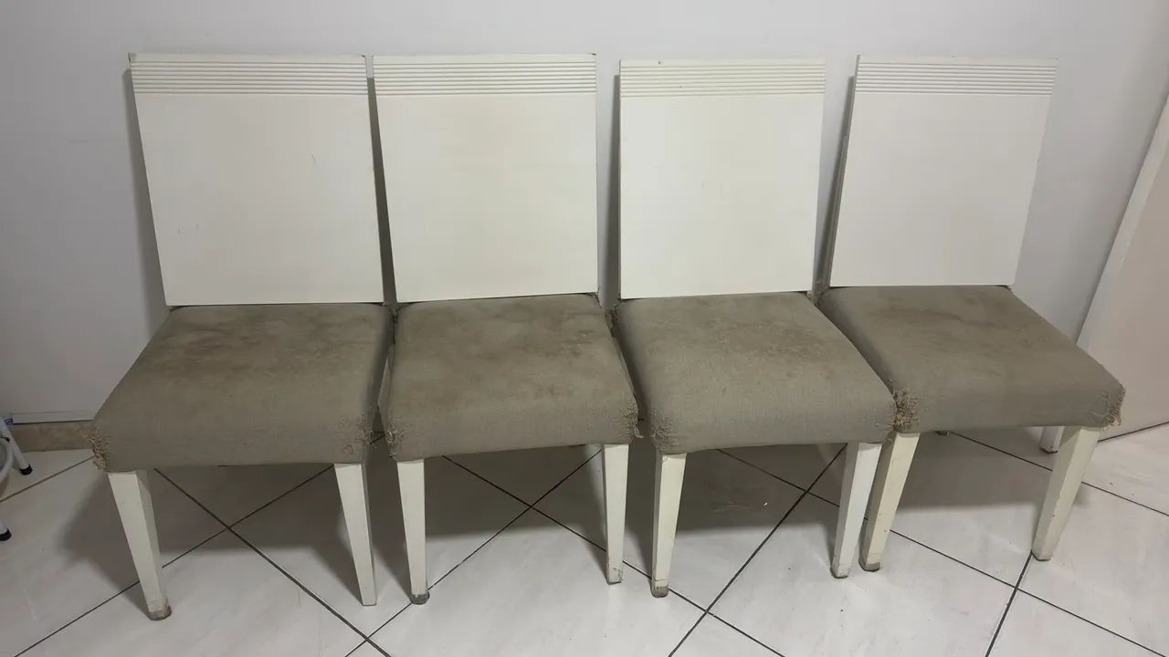 Conjunto com 4 cadeiras de madeira 