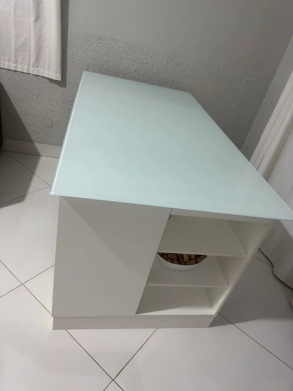 Mesa em MDF e vidro
