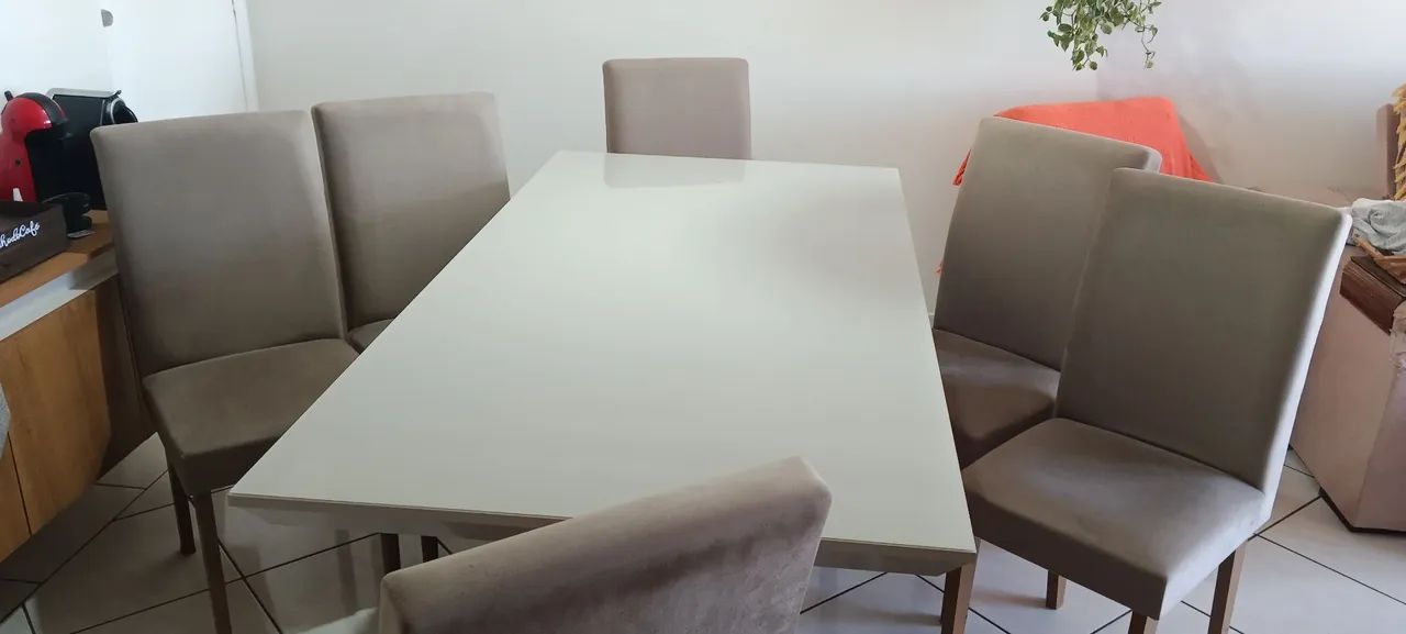 Mesa com 6 cadeiras, tampo madeira e vidro