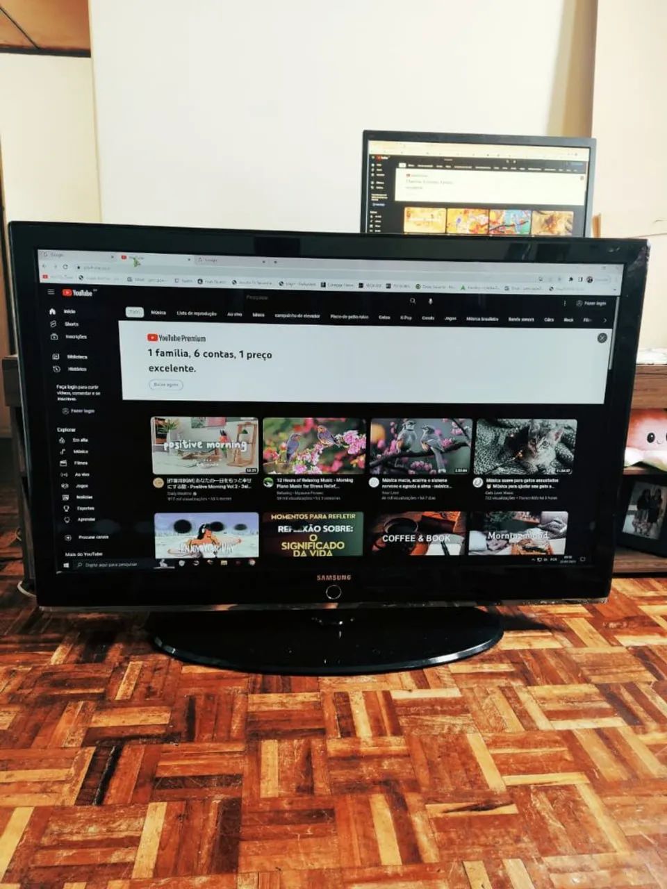 TV SAMSUNG 50 POLEGADAS DE PLASMA. FUNCIONANDO (APENAS COM MANCHA NA TELA) COM CONTROLE - Foto 2