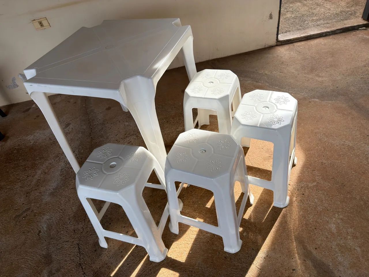 Mesa Branca de Plastico com 4 banquetas - Foto 2