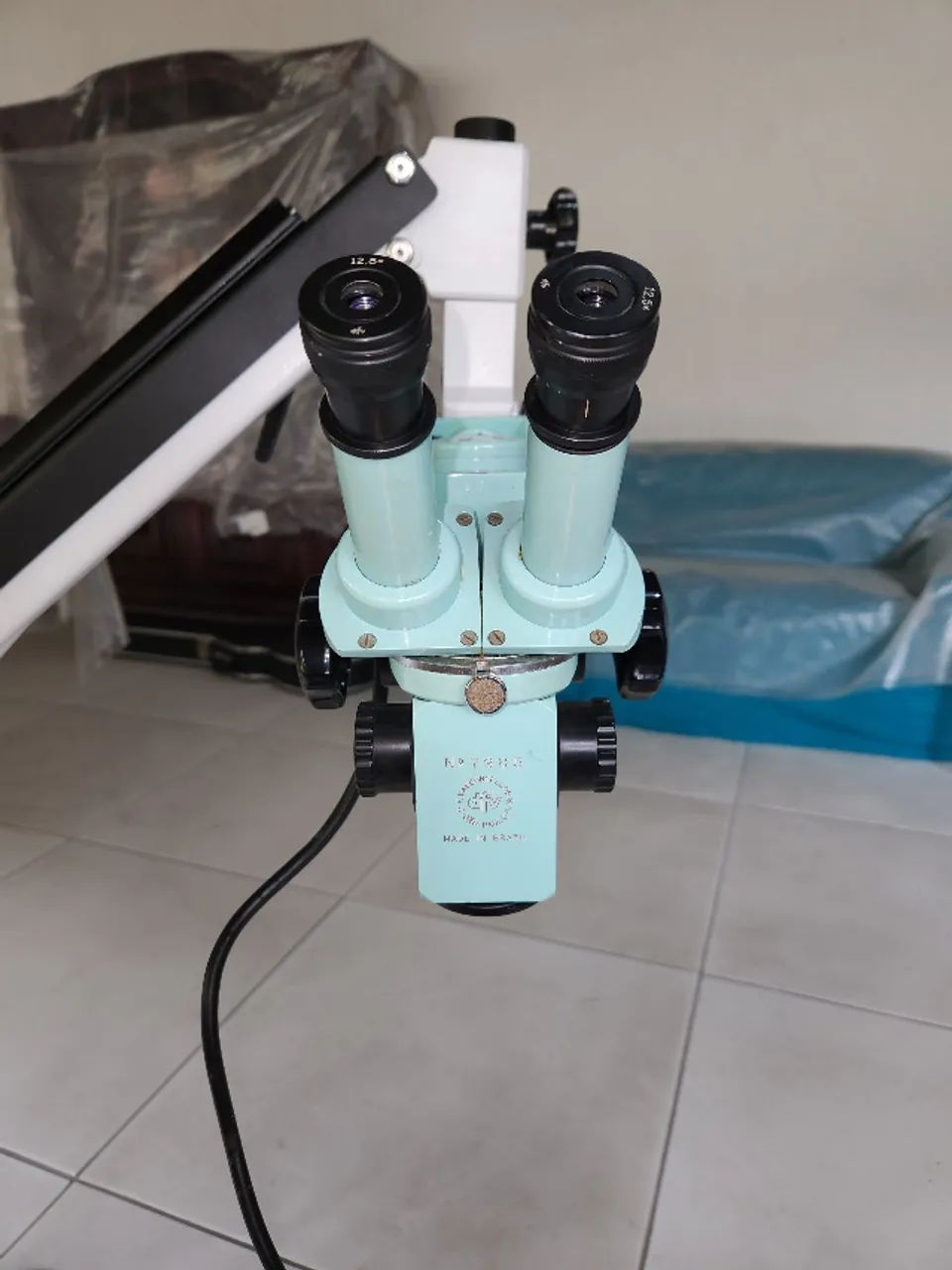 Microscópio portátil DF Vasconcelos DFV com suporte de mesa