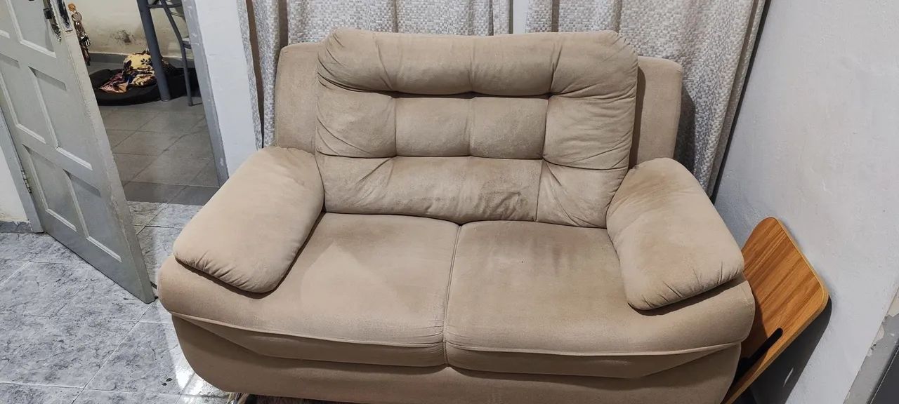 Vende-se sofá de 2 lugares.