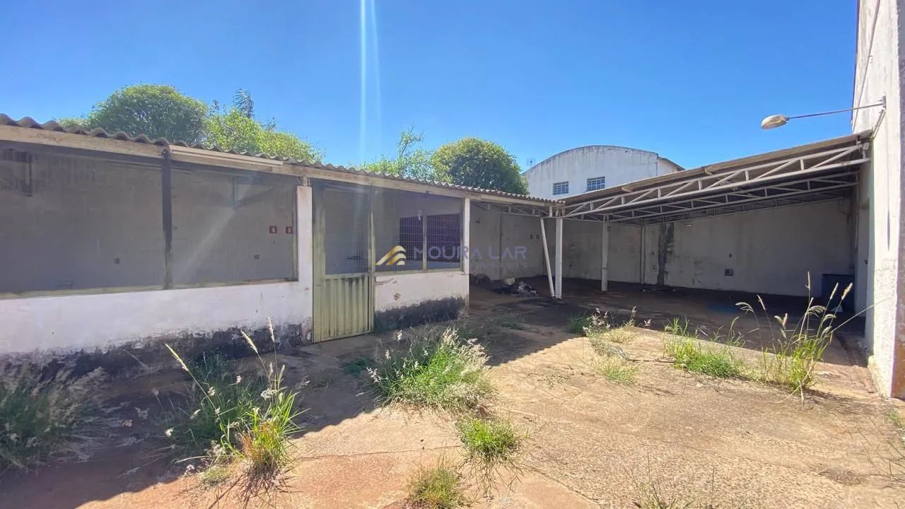 Imóvel Comercial à Venda no Centro  Barracão + Sobrado. - Foto 4
