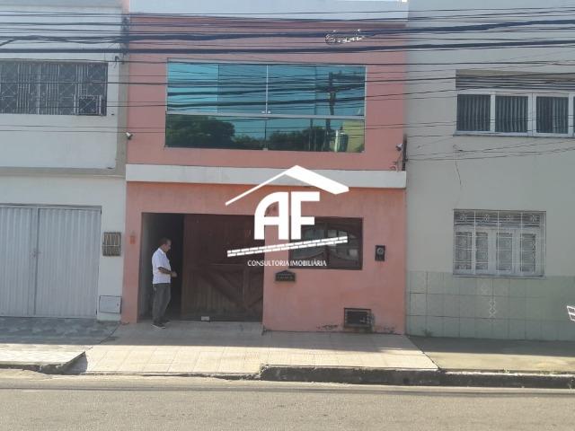 Vendo Ótima Casa com 3/4 sendo uma suíte com banheira- Excelente Localização no Farol