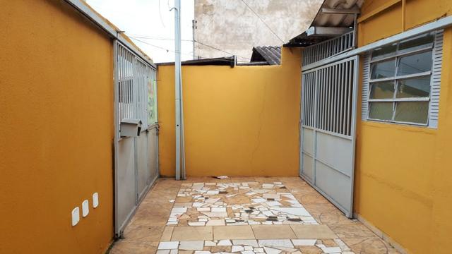 QNM 34 casa 2 quartos mai sobrado nos fundos com duas residencias - Foto 2