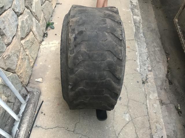 Pneu 19.5L-24 retroescavadeira +dois dianteiros - Foto 5