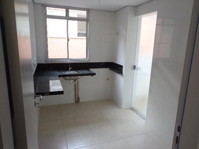 Apartamento com aproximadamente 72,80 m² com sala para 2 ambientes, 03 quartos sendo 01 su