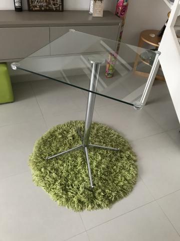 Mesa cromada de vidro com duas cadeiras