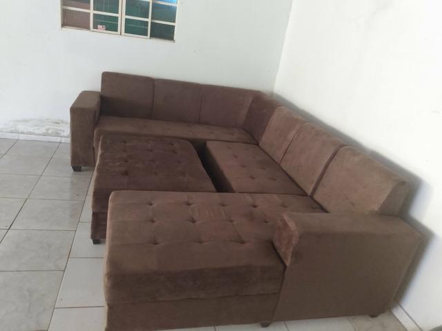 Sofá planície com puf central