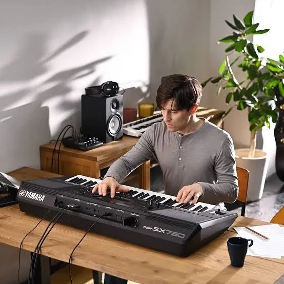 Teclado Yamaha PSR Sx720 Lacrado com nota fiscal e garantia de um ano. - Foto 2