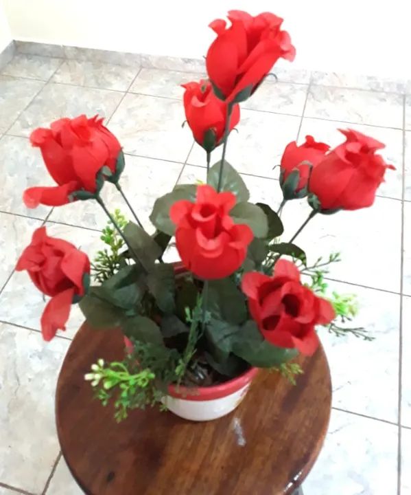 Arranjo de Flor Rosa Vermelha Artificial no Vaso em Cerâmica Pintado à Mão. - Foto 4