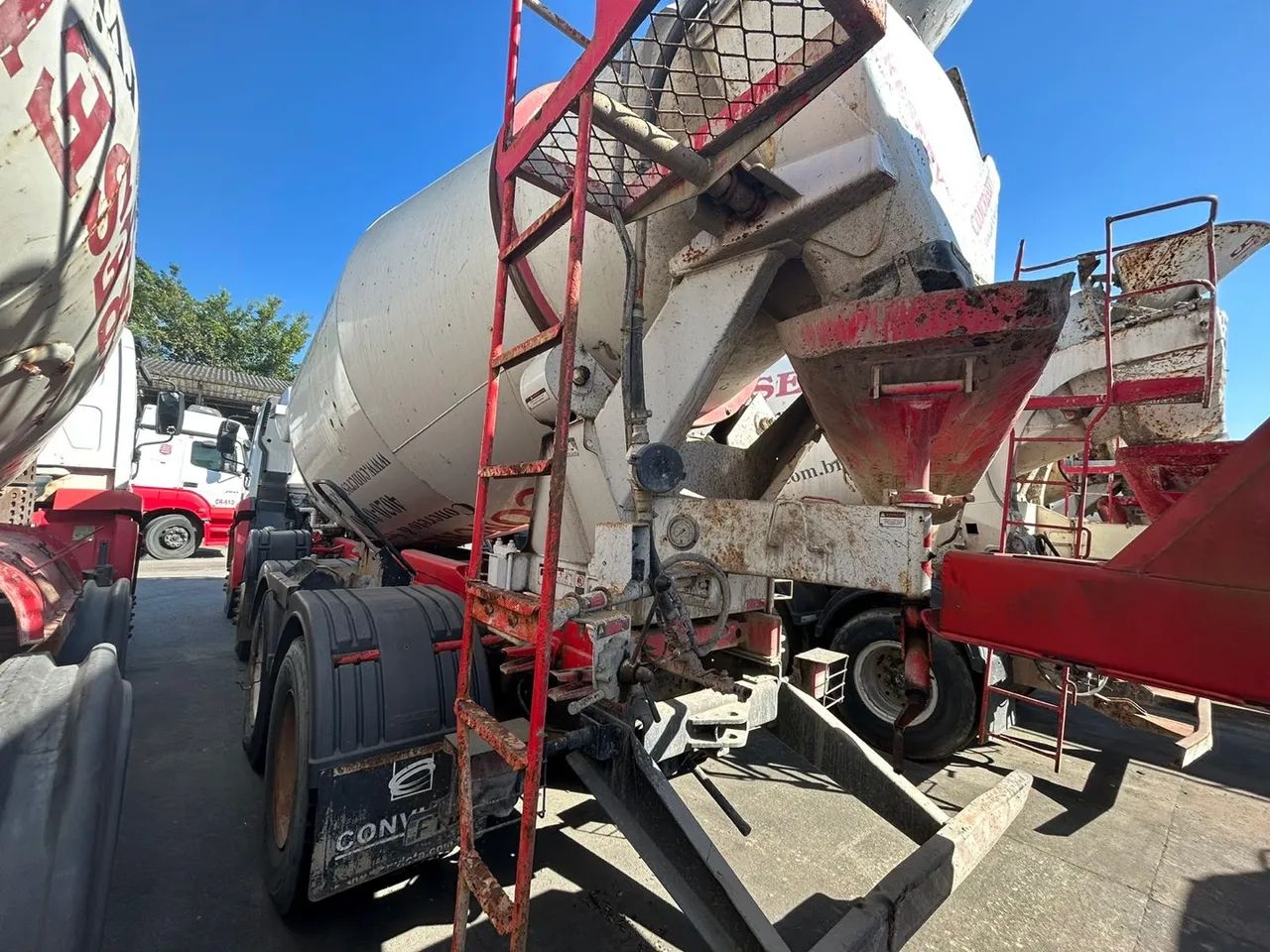 Caminhão betoneira Volkswagen 31280 ano 2014/14 com balão Liebherr 10M - Foto 4