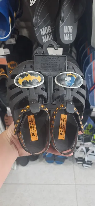 Sandálias Grendene DC League of Super-Pets Novo Batman Preto com amarelo