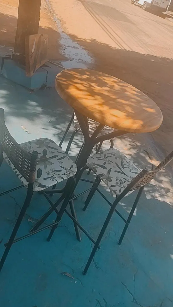 Conjunto de mesa e cadeiras para área externa