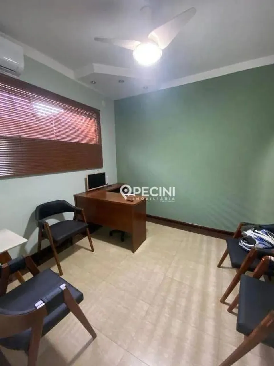 Sala para a locação no Centro de Rio Claro.