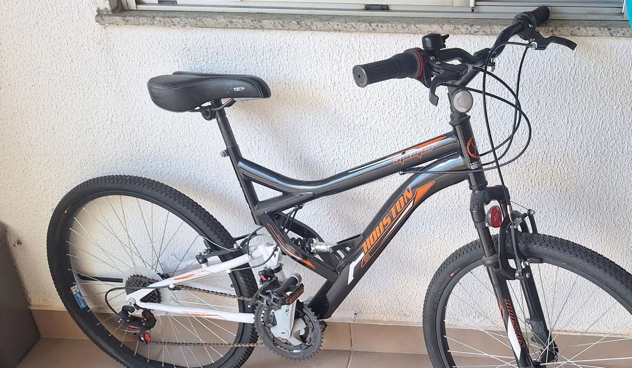 Bicicleta aro 26 com suspensão no quadro