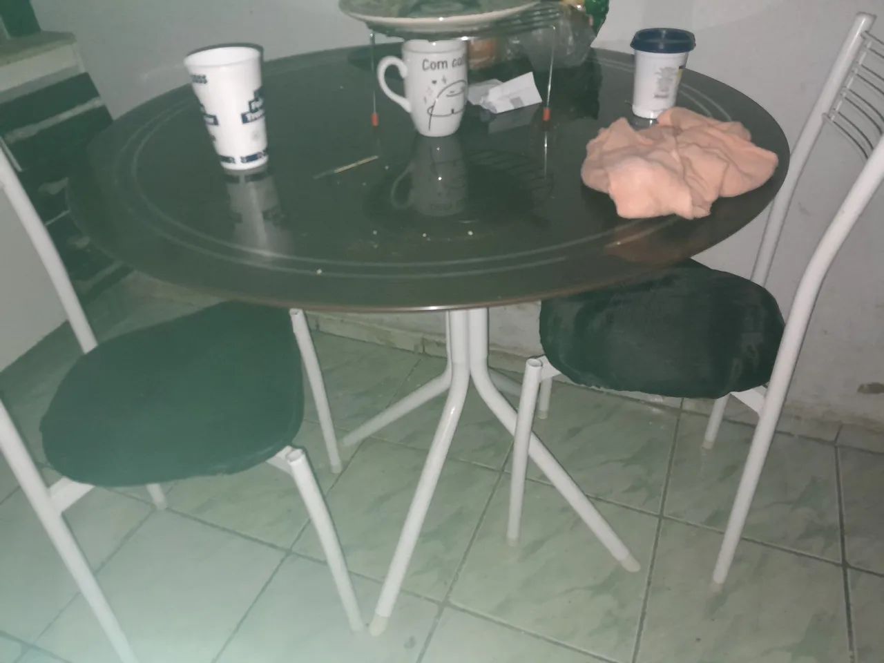 Vendo mesa de vidro com 2 cadeiras 64840795454081121