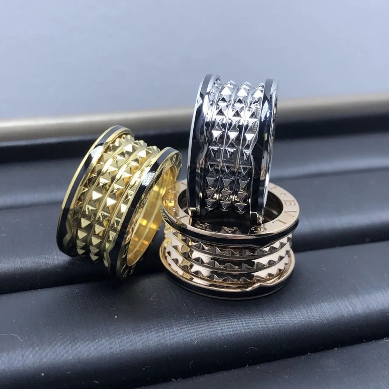 Anel Aliança bvlgari rock borda preta