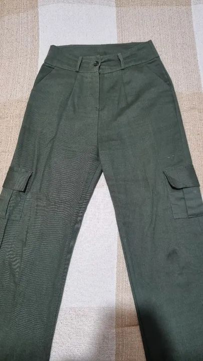 Calça cargo em sarja verde militar