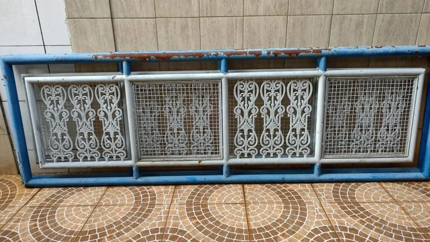 Vendo duas (02) lindas e resistentes grades - Apenas R$ 1.600