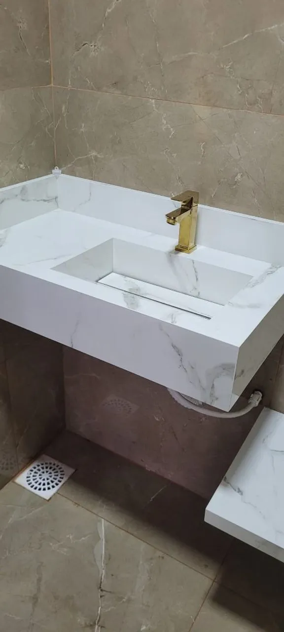 Cuba e pia de banheiro em porcelanato marmorizado