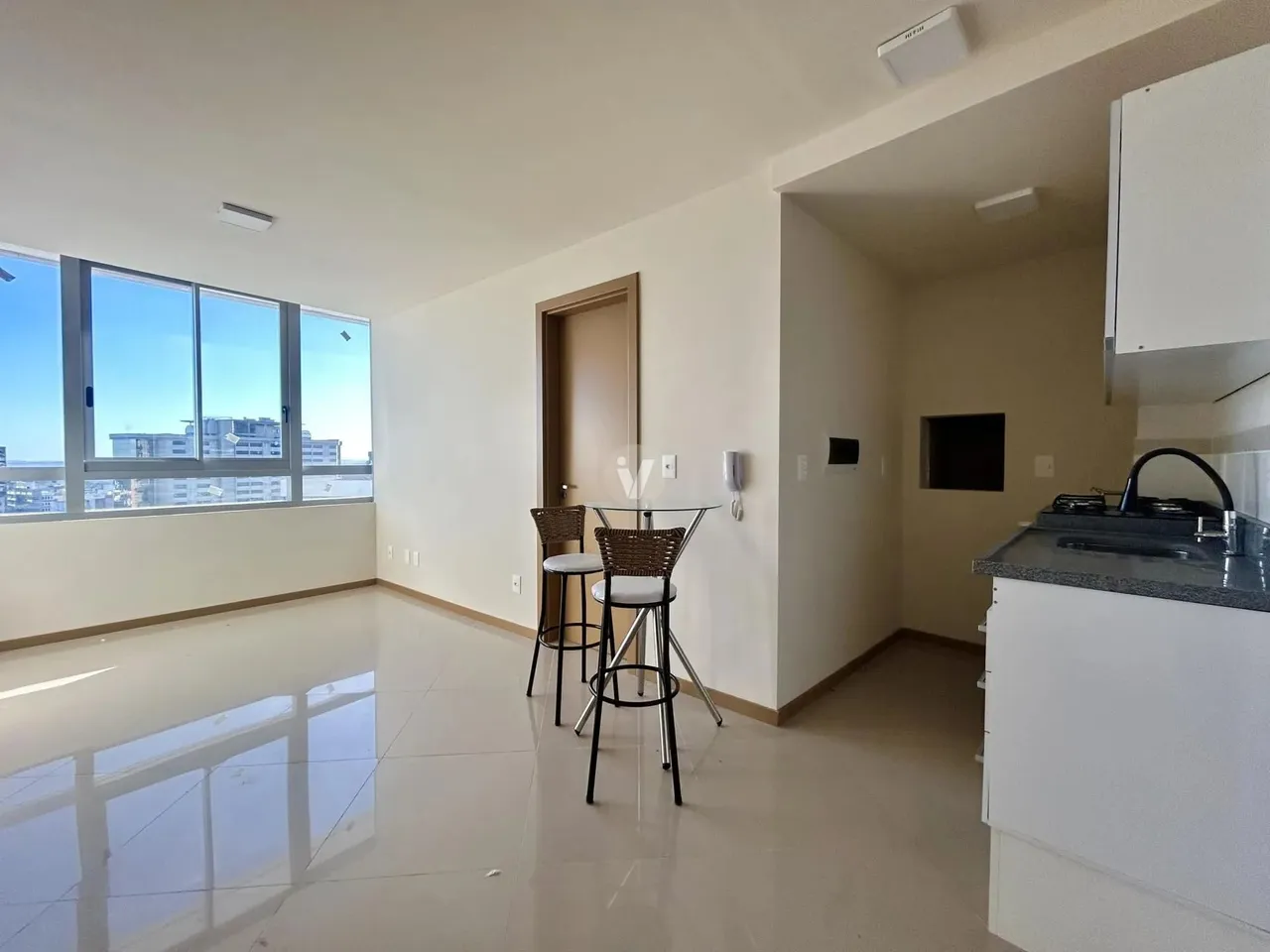Apartamento 2 dormitórios semimobiliado no Cristo Rei.