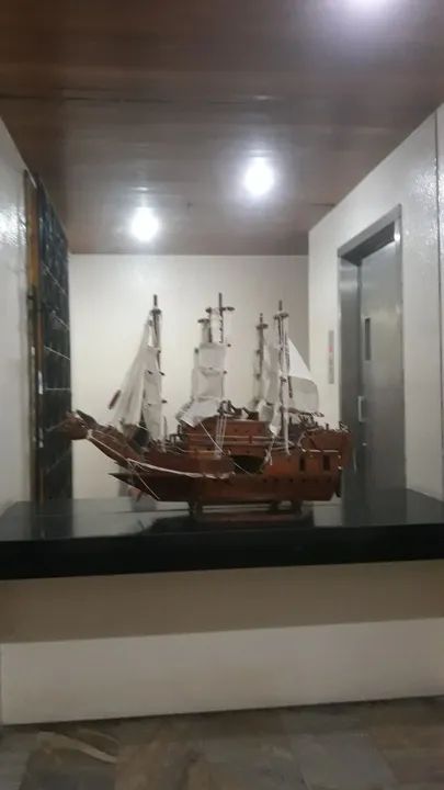 Barco talhado em madeira
