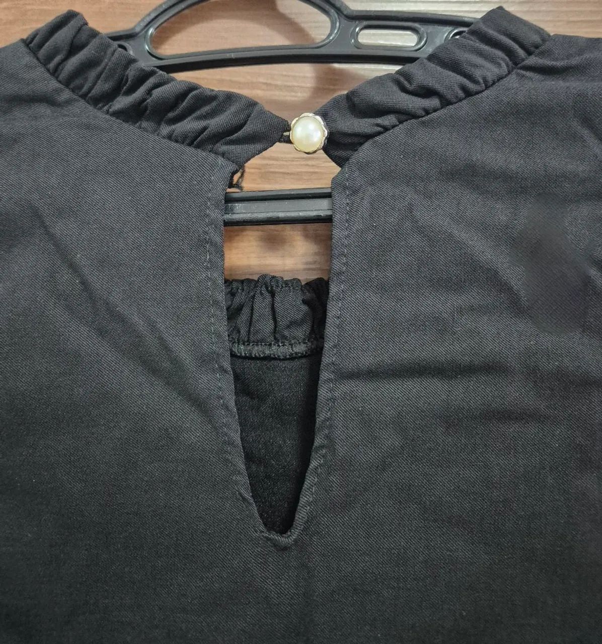 Blusa feminina linda com strass e perolas (preta) - Foto 5