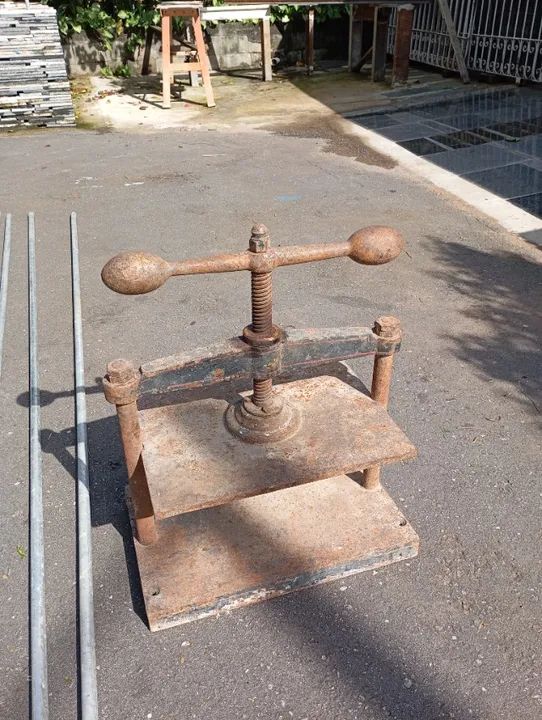 prensa antiga grande em ferro fundido64319466141315123
