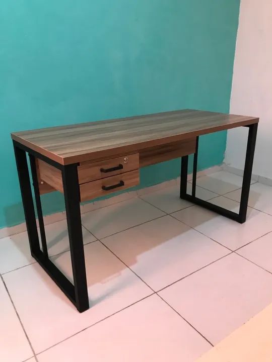 Mesa de Escritório Moderna com Gaveta
