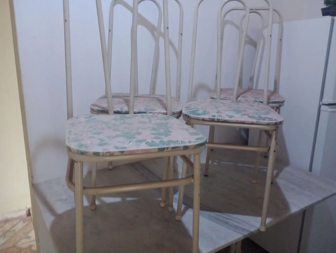 Conjunto de mesa com 4 cadeiras  - Foto 3