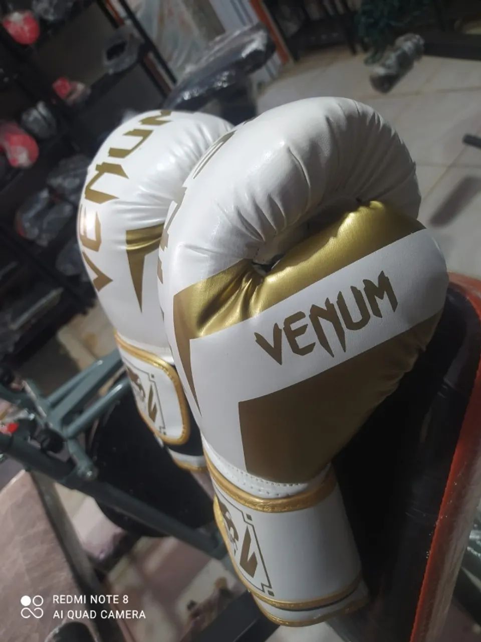Luva Venum 12 oz branca e dourada  - Foto 2