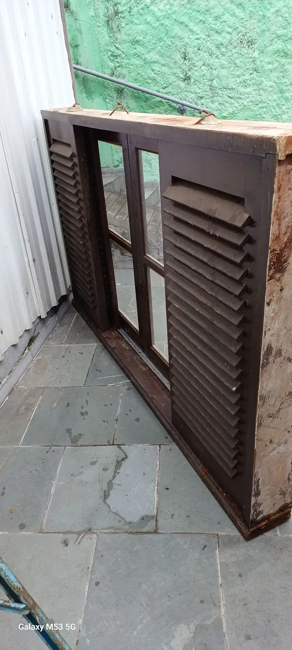Janela de Madeira com Persianas