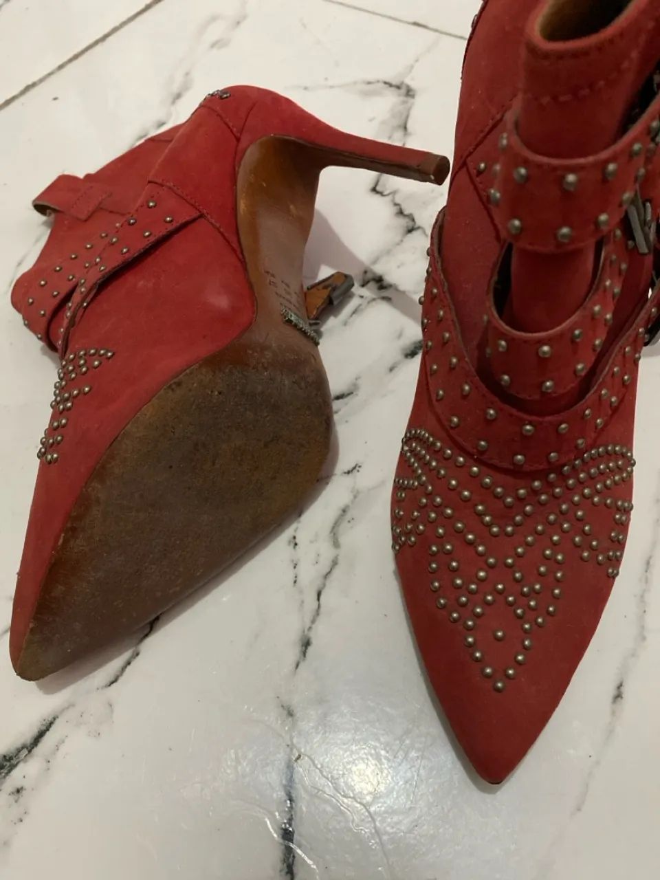 Botas vermelhas com detalhes em tachas - Foto 3